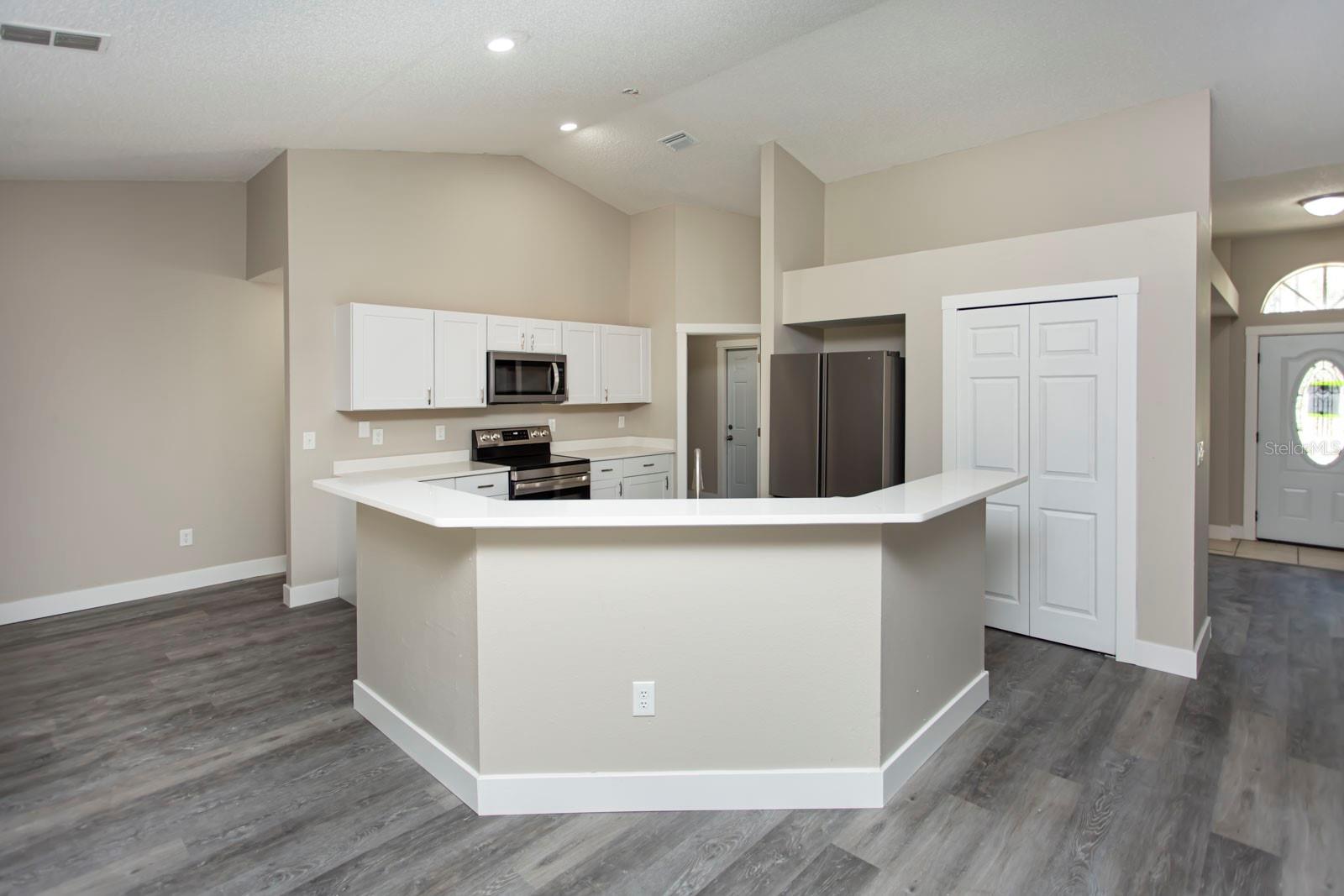 Listing photo id 14 for 5635 Matheson Drive