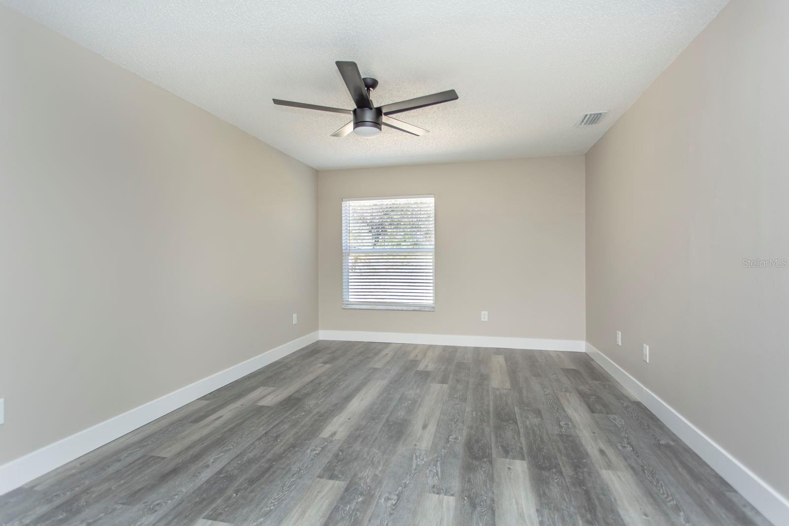 Listing photo id 15 for 5635 Matheson Drive