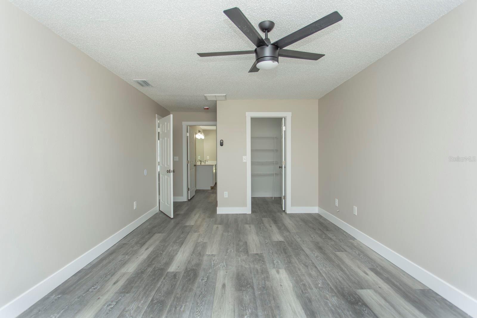 Listing photo id 16 for 5635 Matheson Drive