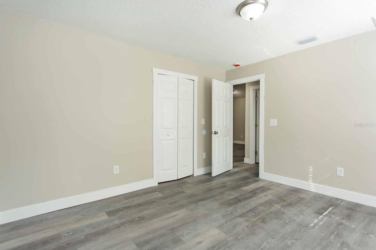 Listing photo id 21 for 5635 Matheson Drive