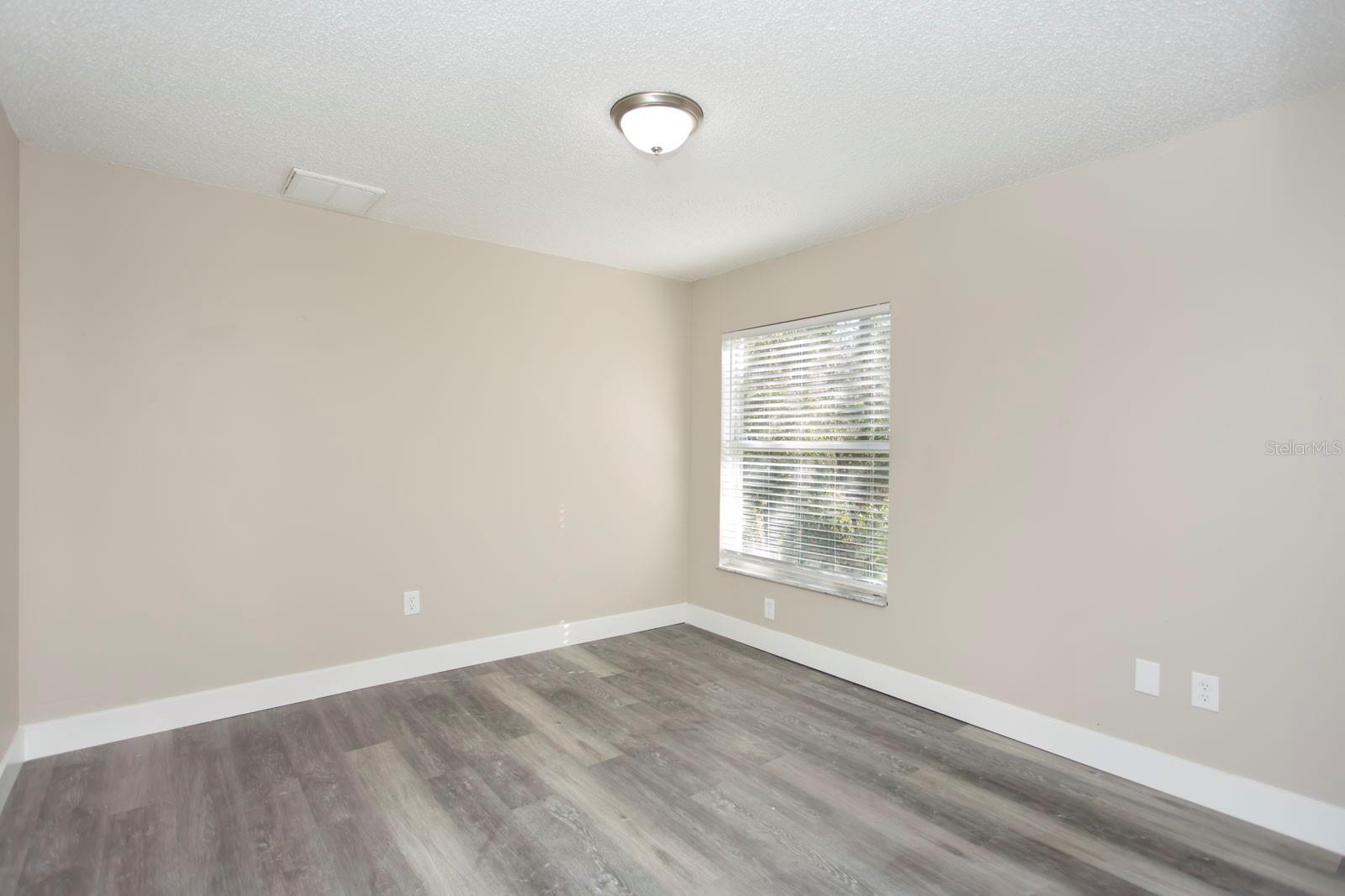 Listing photo id 23 for 5635 Matheson Drive