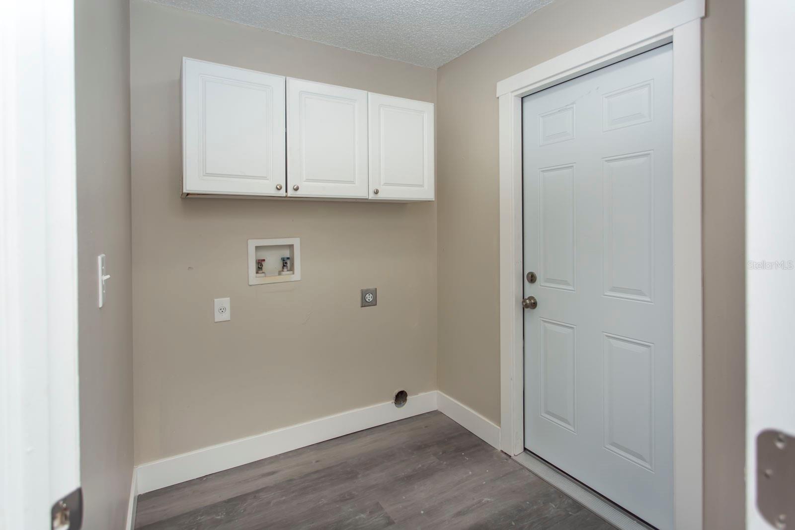 Listing photo id 25 for 5635 Matheson Drive