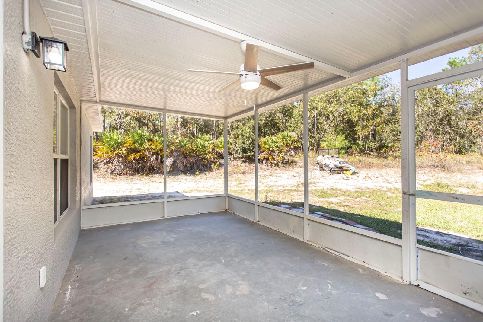 Listing photo id 26 for 5635 Matheson Drive