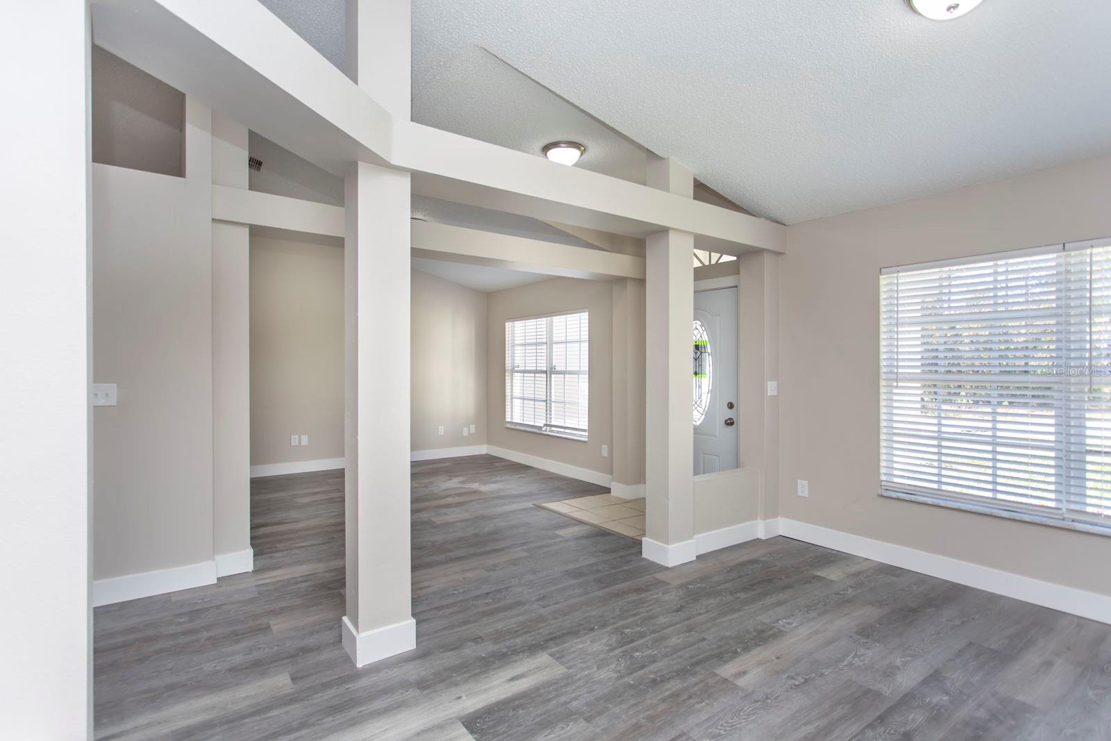 Listing photo id 4 for 5635 Matheson Drive