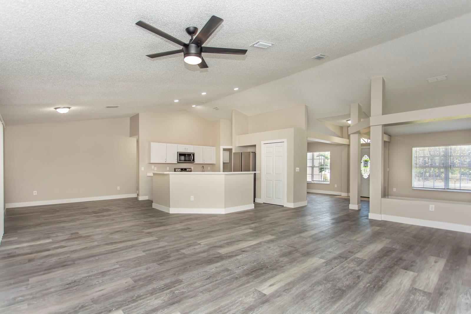 Listing photo id 7 for 5635 Matheson Drive