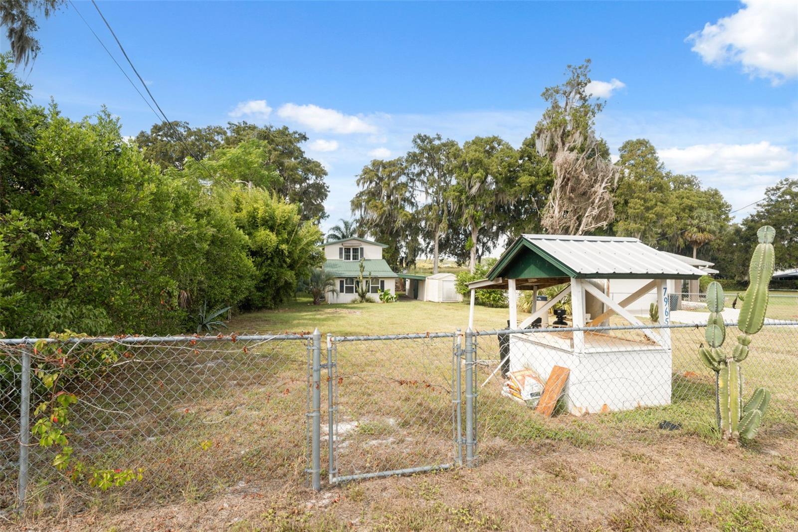 Listing photo id 23 for 7965 Riverbend Road