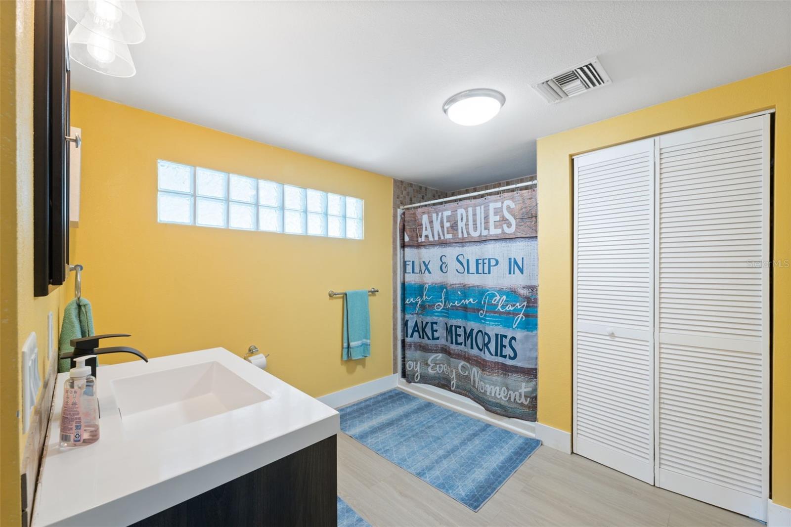 Listing photo id 4 for 7965 Riverbend Road