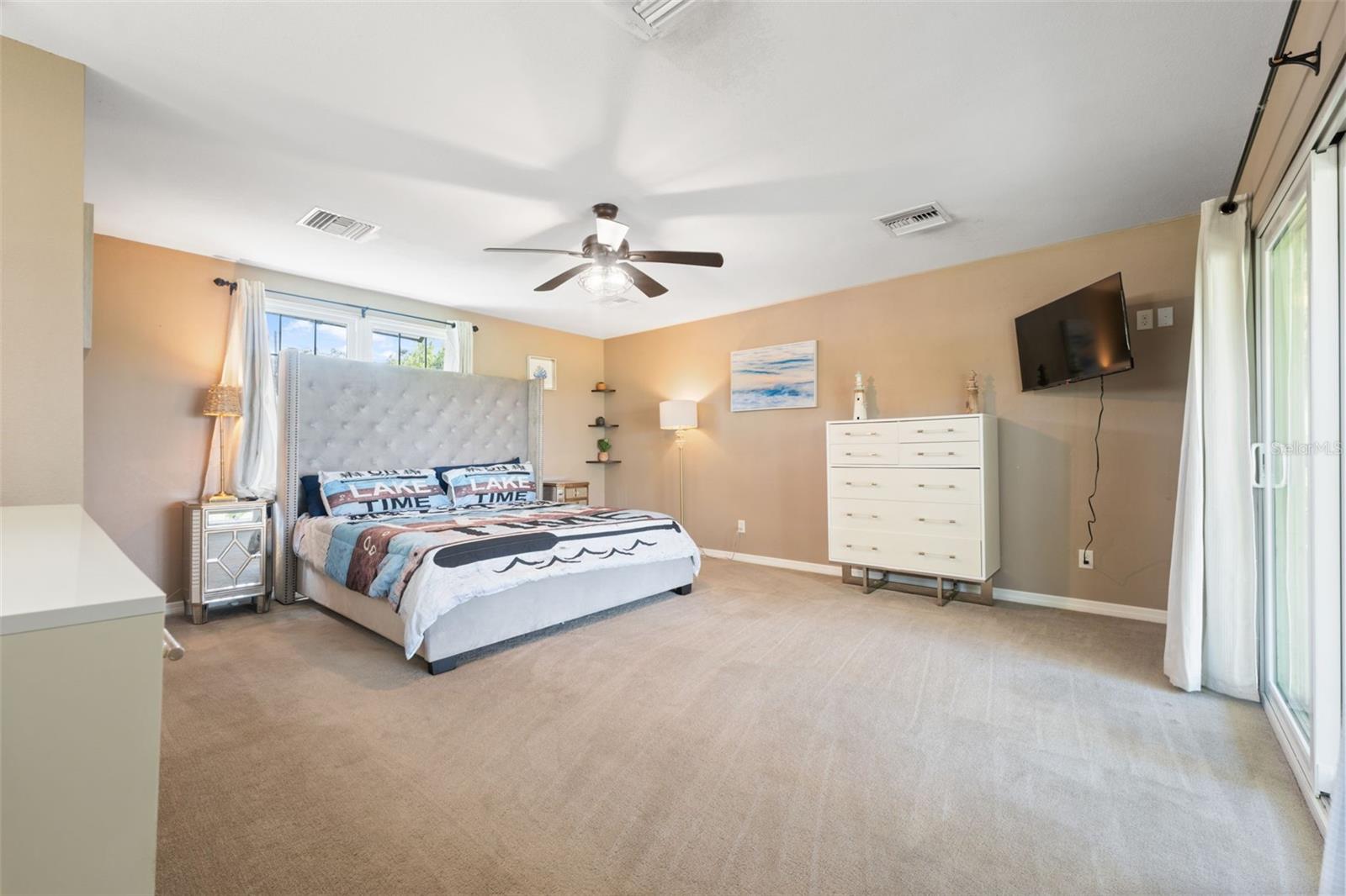 Listing photo id 5 for 7965 Riverbend Road
