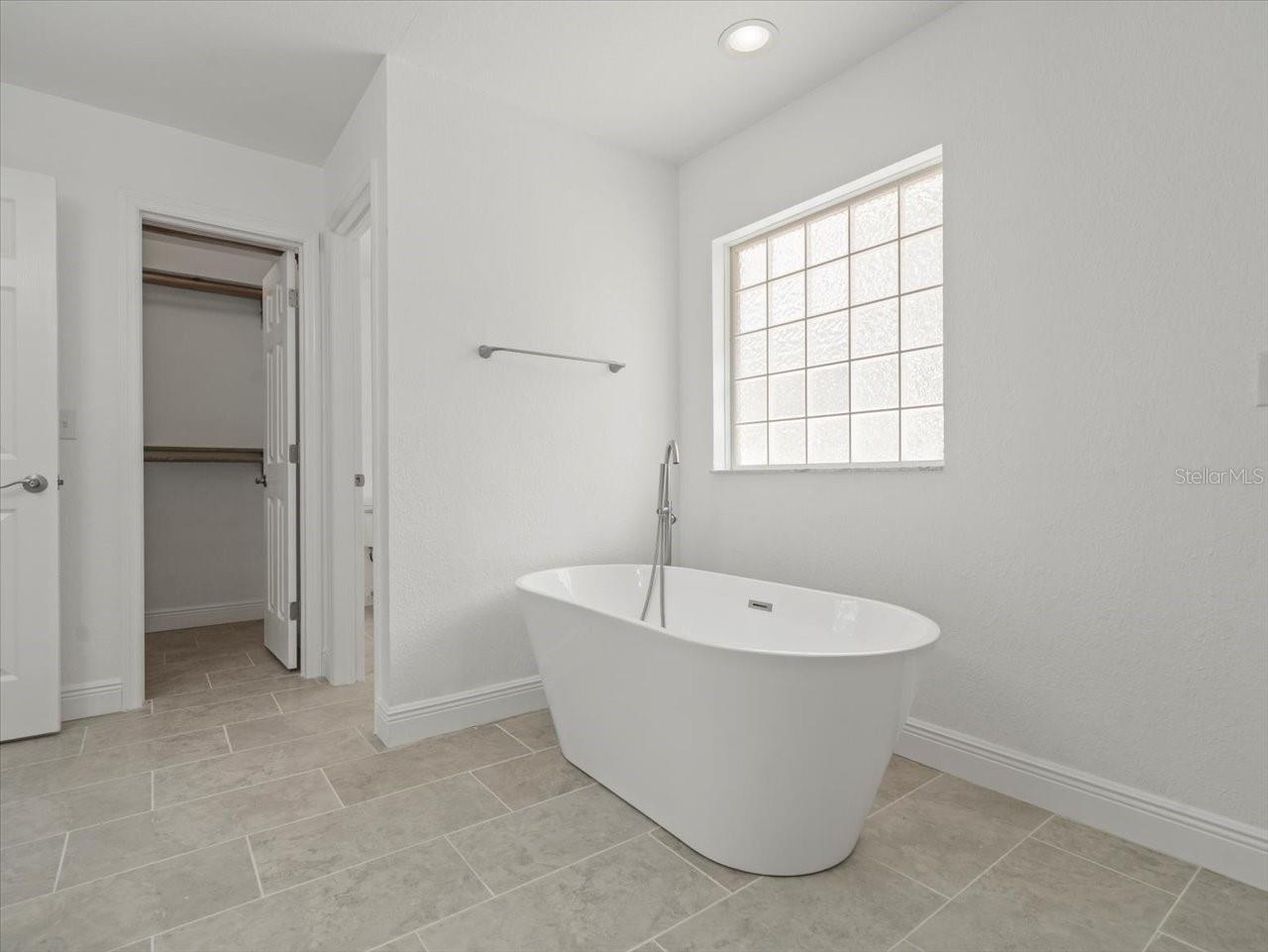 Listing photo id 38 for 13 Witch Hazel Court