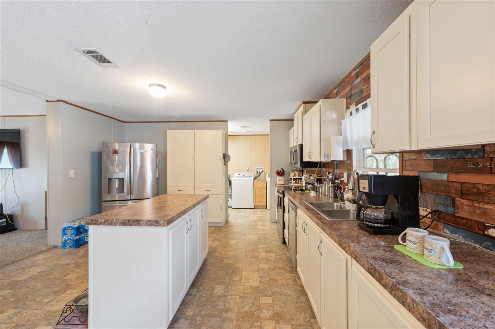 Image 10 of 61 For 16481 Oakview Drive