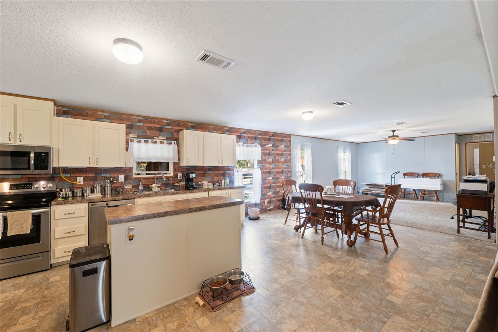Image 11 of 61 For 16481 Oakview Drive