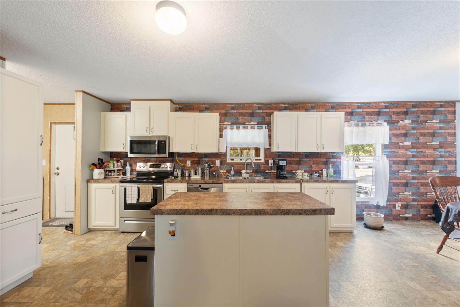 Image 13 of 61 For 16481 Oakview Drive