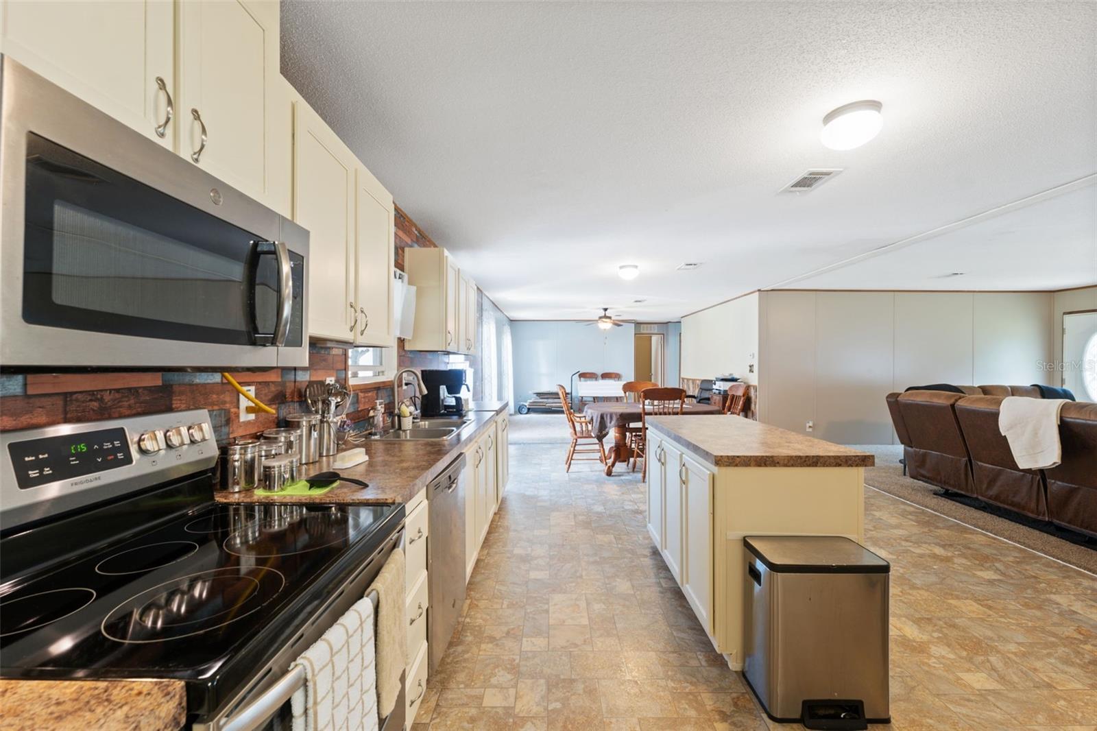 Image 14 of 61 For 16481 Oakview Drive