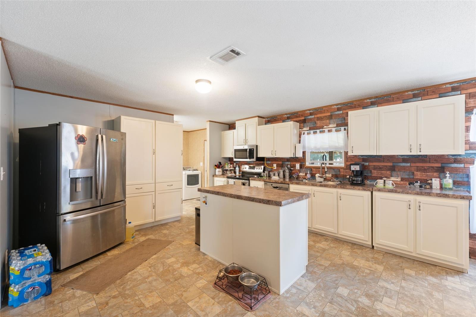 Image 15 of 61 For 16481 Oakview Drive