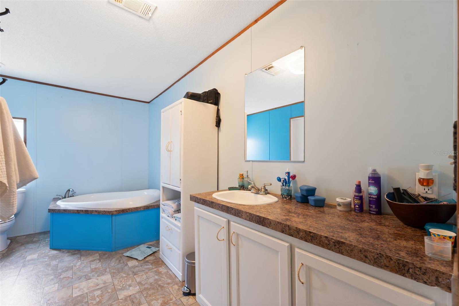 Image 21 of 61 For 16481 Oakview Drive