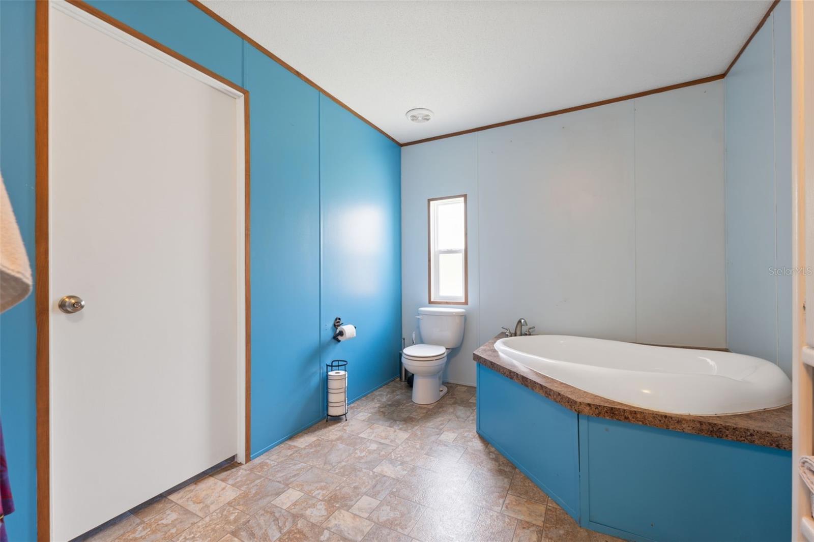Image 22 of 61 For 16481 Oakview Drive