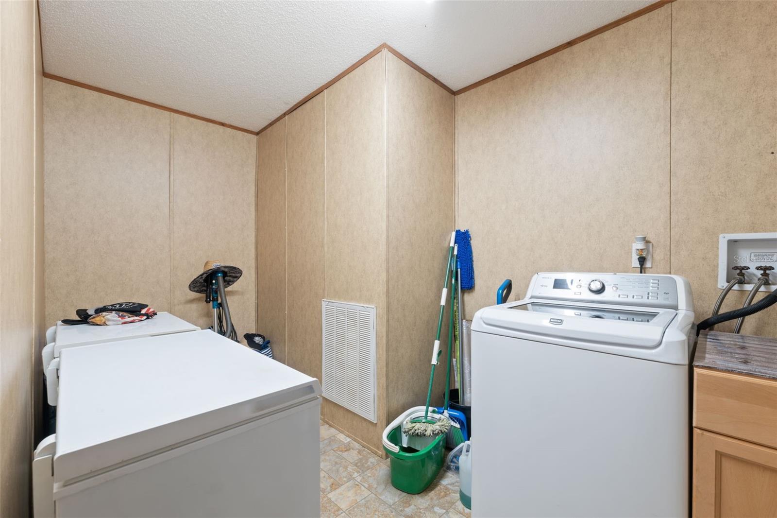 Image 30 of 61 For 16481 Oakview Drive