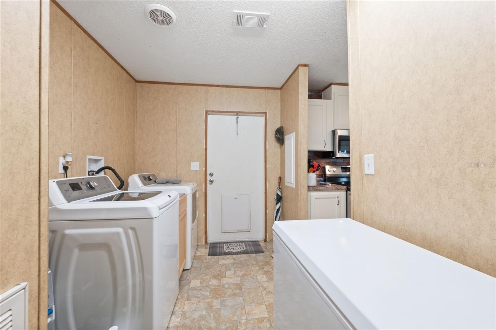 Image 31 of 61 For 16481 Oakview Drive