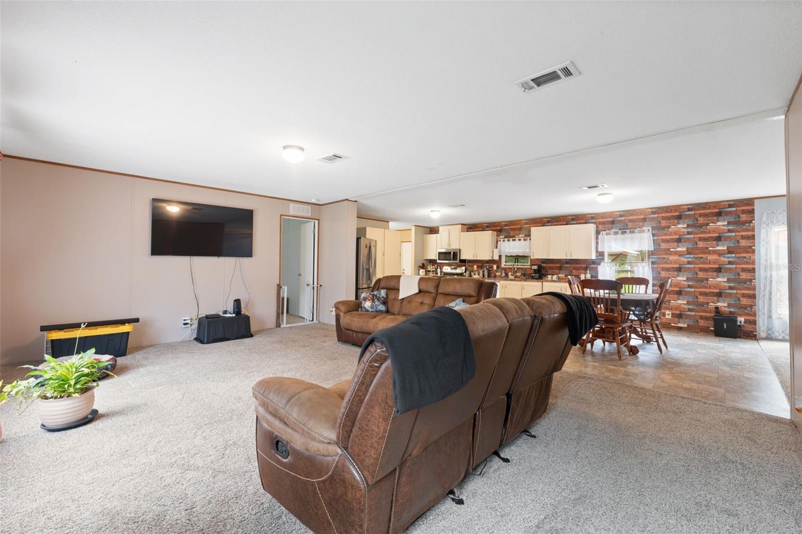 Image 5 of 61 For 16481 Oakview Drive