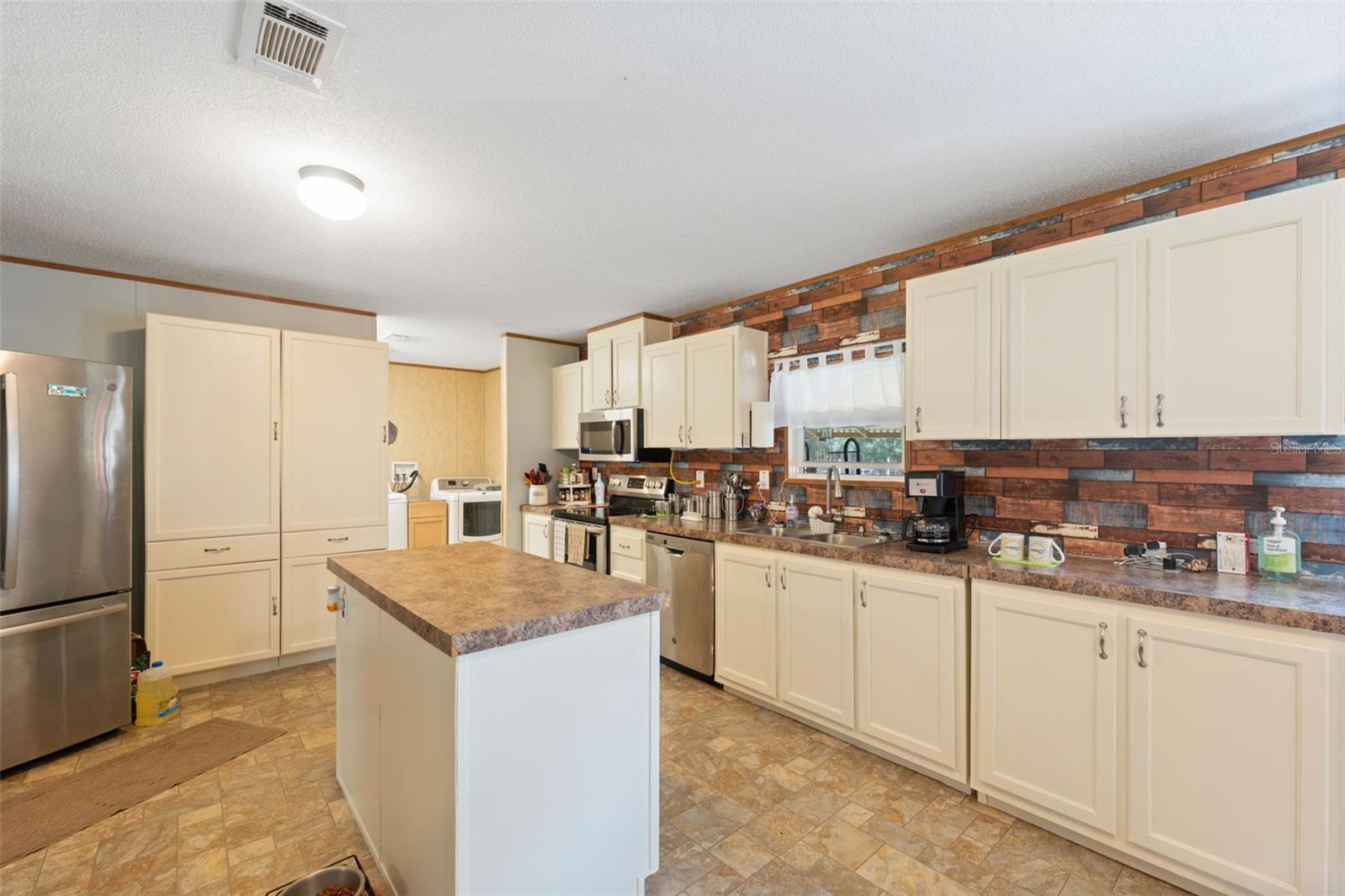 Image 9 of 61 For 16481 Oakview Drive
