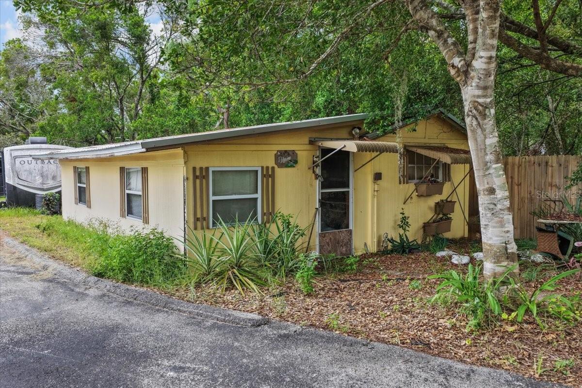 Listing photo id 2 for 470 Fay Avenue