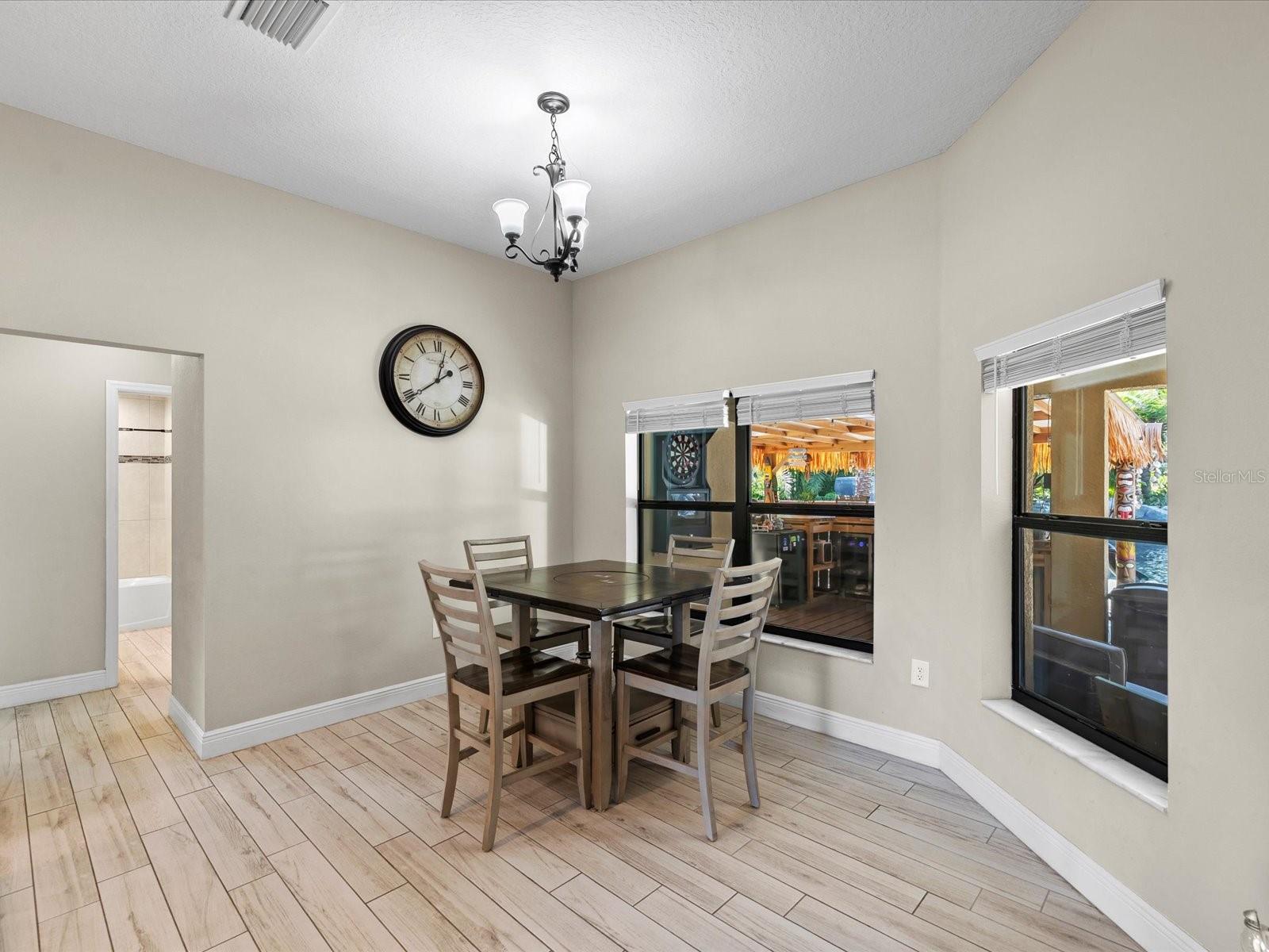 Listing photo id 18 for 9027 Mavis Road