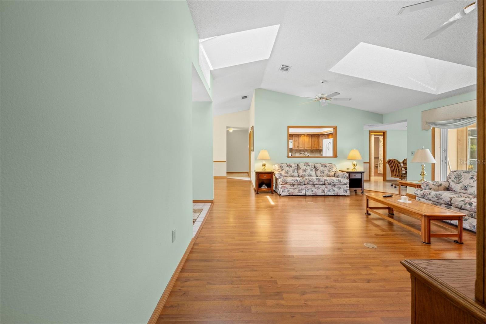 Listing photo id 8 for 6701 Freeport Drive