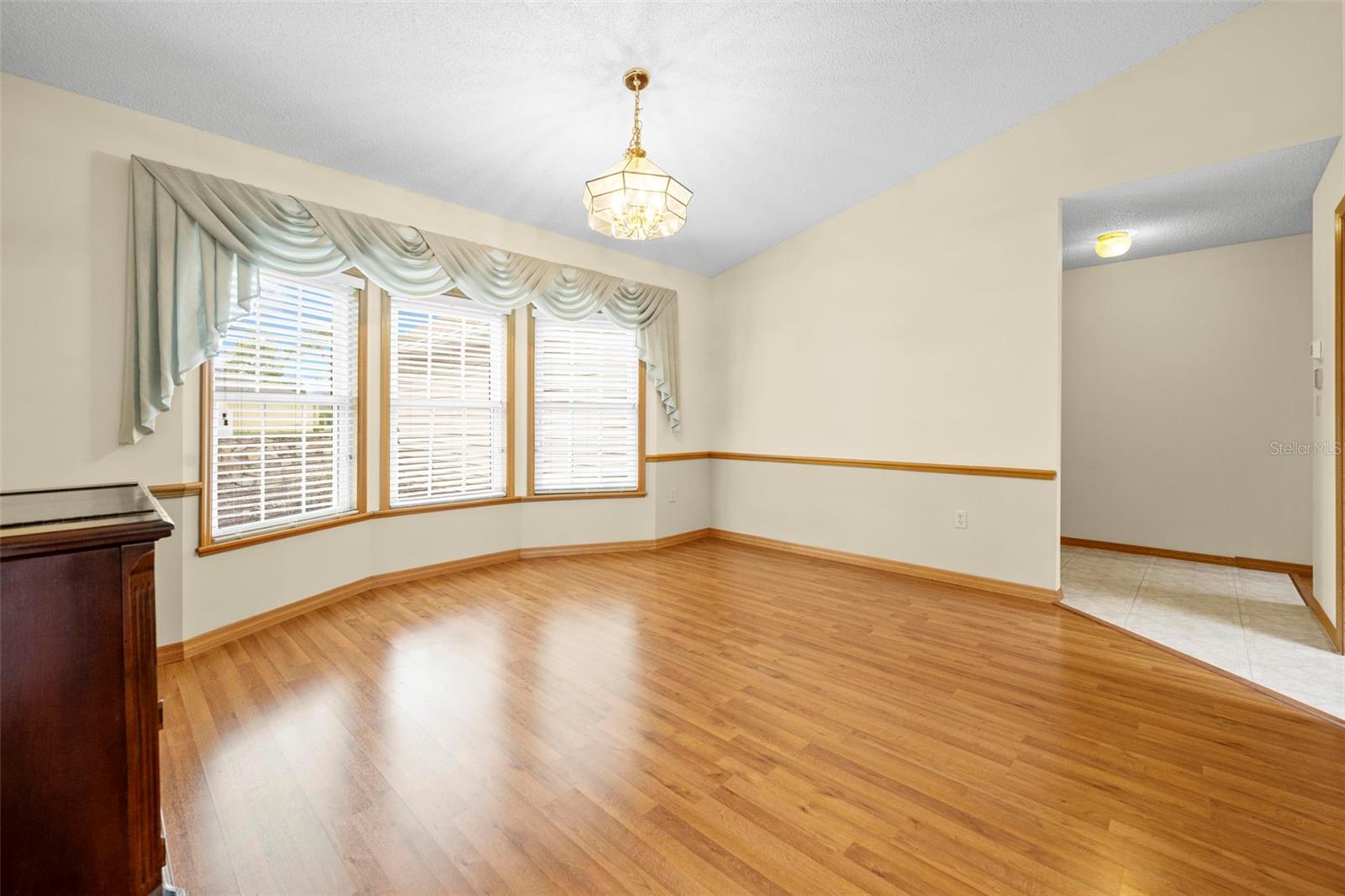 Listing photo id 10 for 6701 Freeport Drive