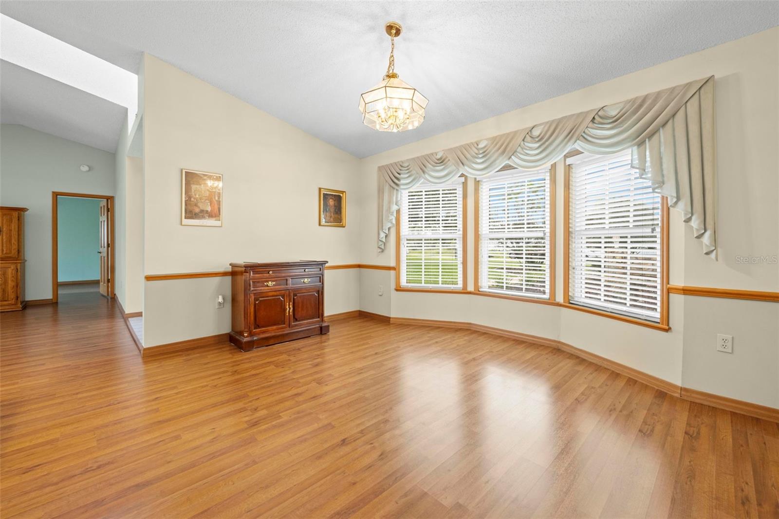 Listing photo id 11 for 6701 Freeport Drive