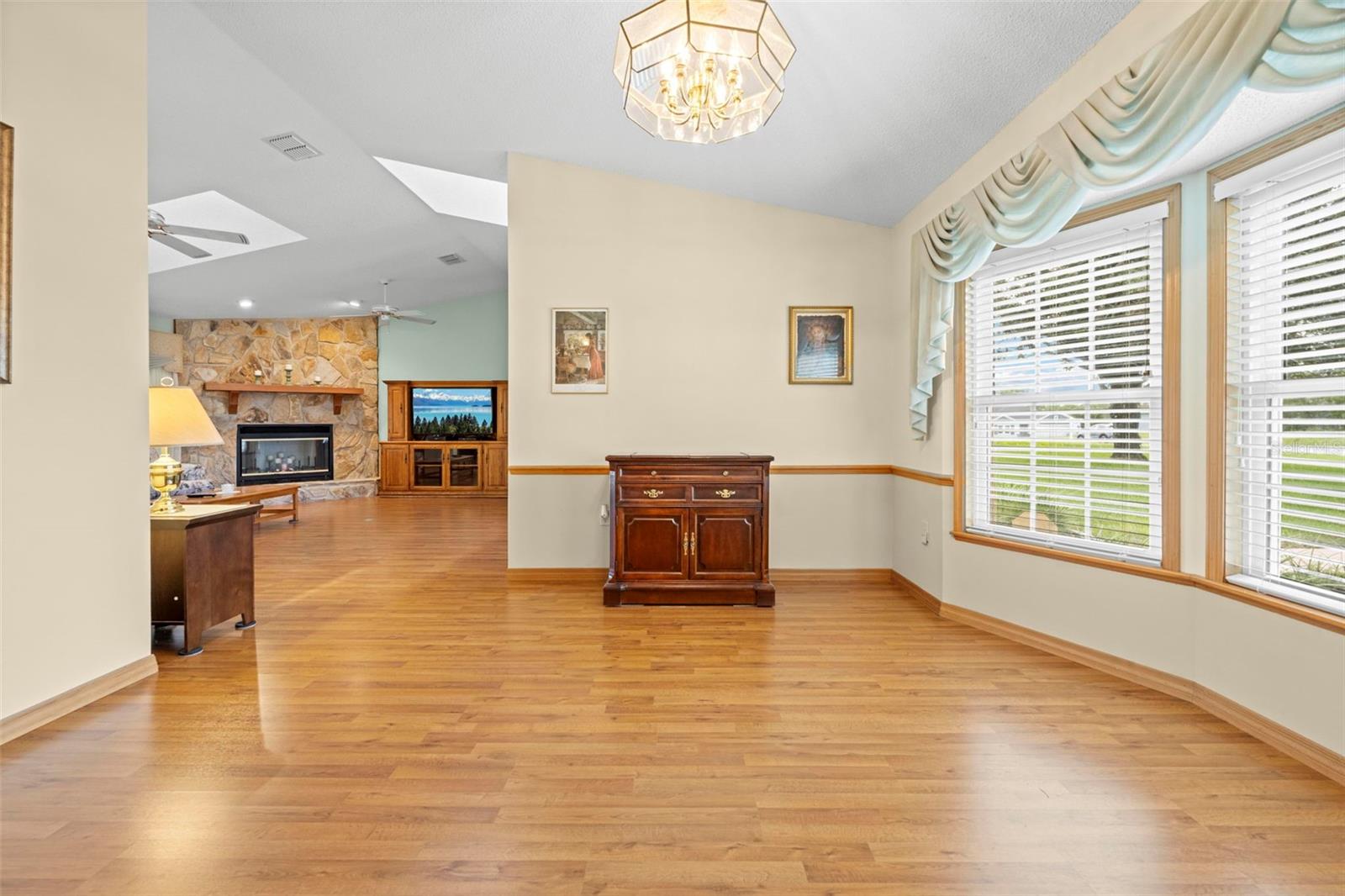 Listing photo id 12 for 6701 Freeport Drive