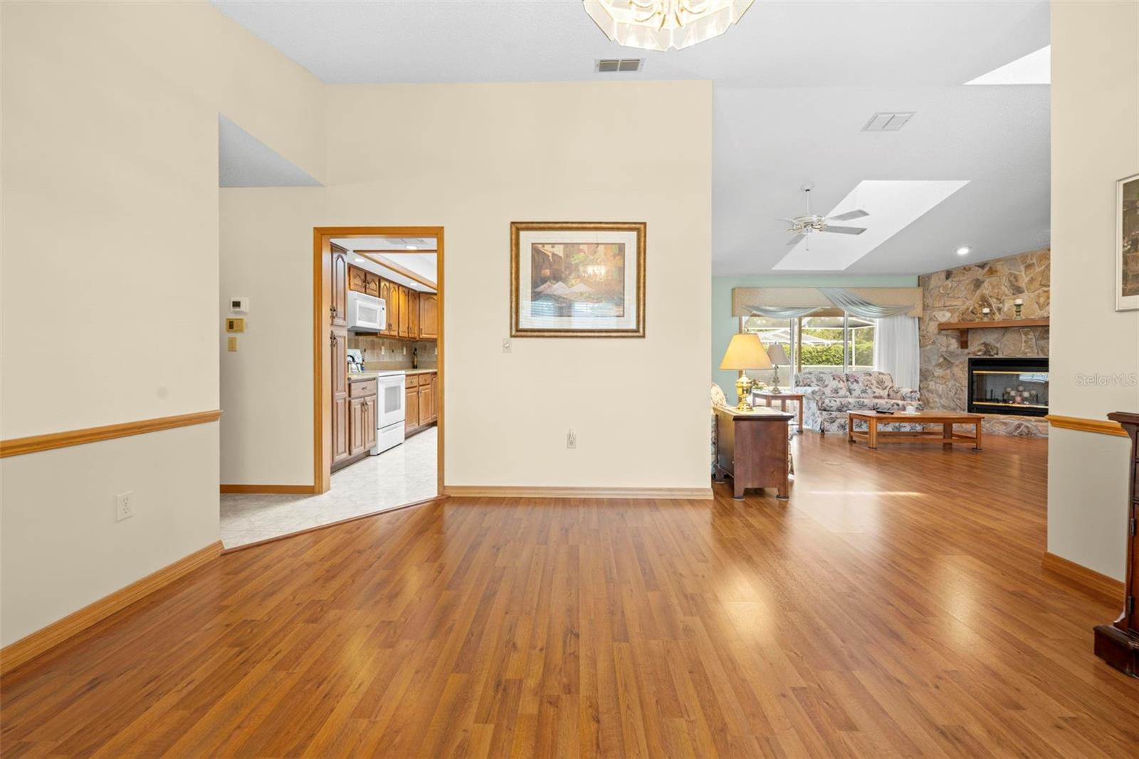 Listing photo id 13 for 6701 Freeport Drive