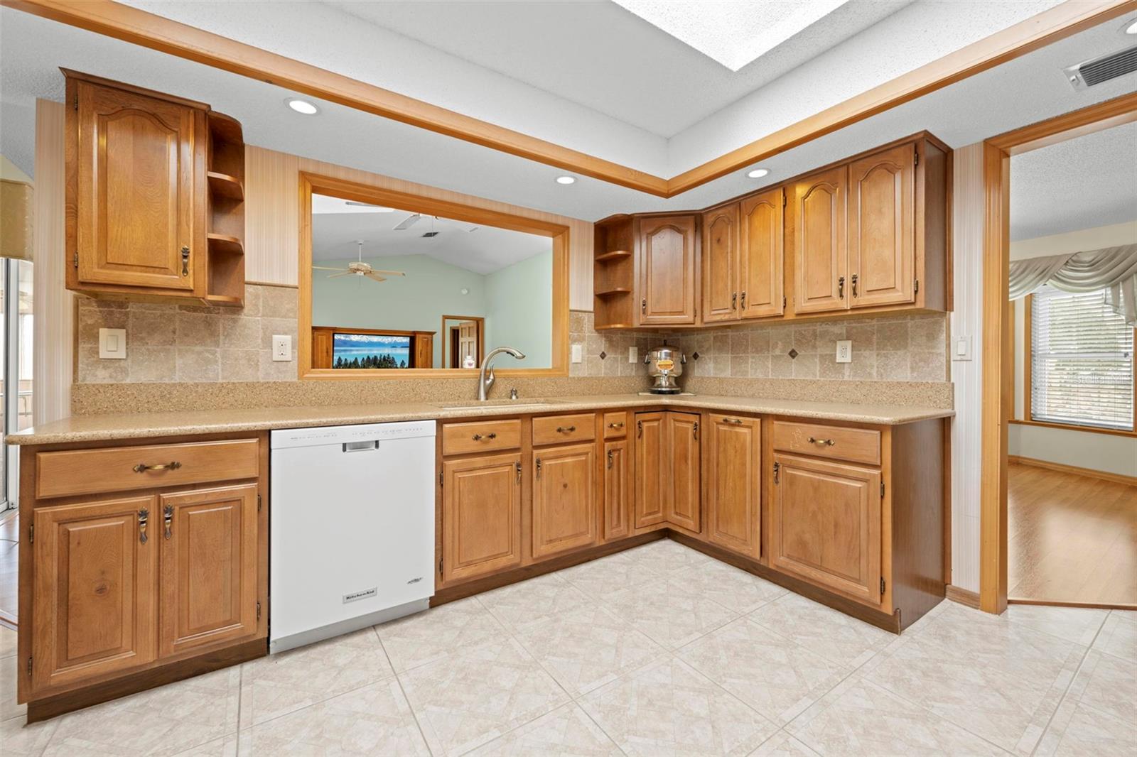 Listing photo id 16 for 6701 Freeport Drive