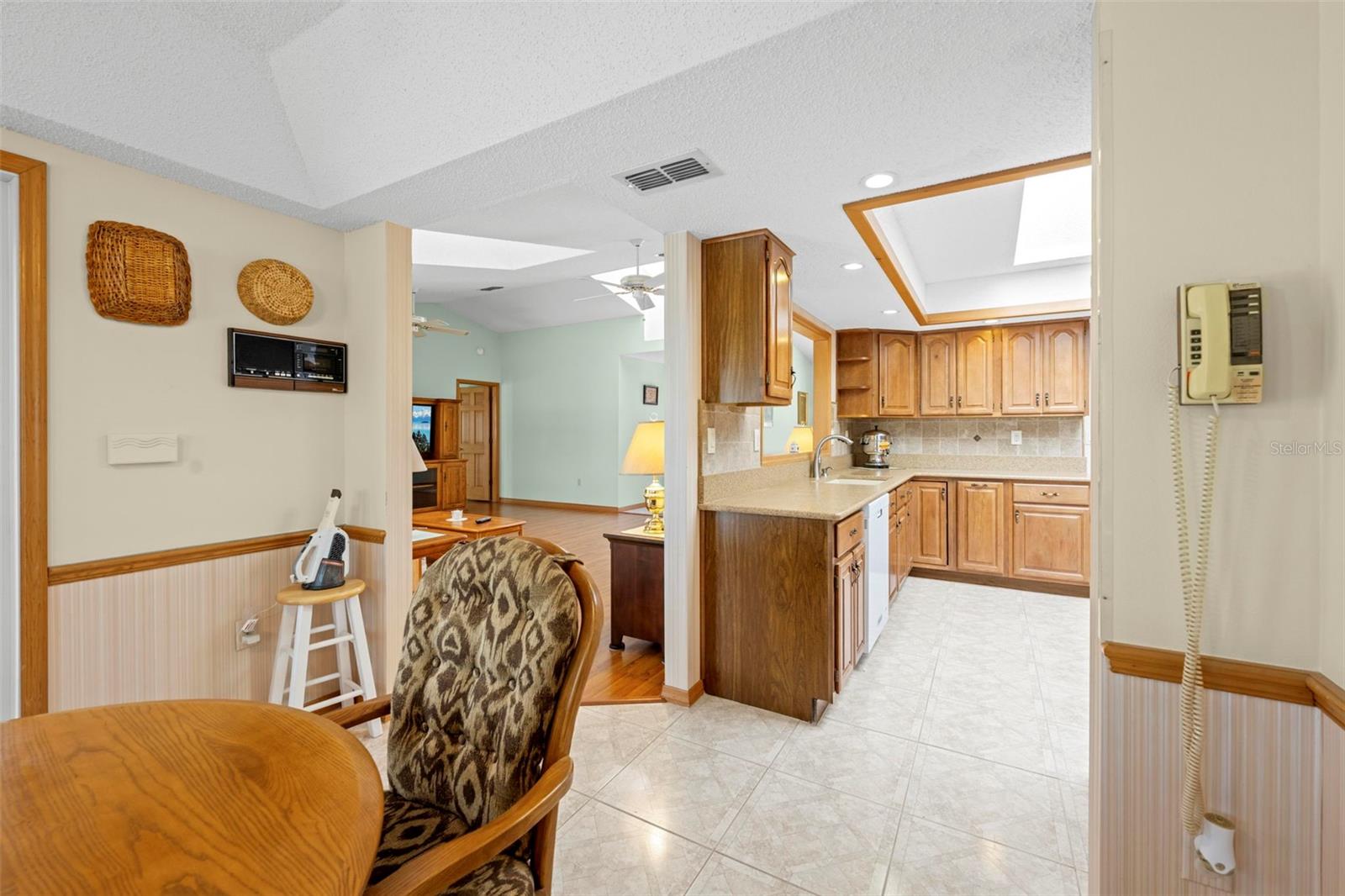 Listing photo id 20 for 6701 Freeport Drive