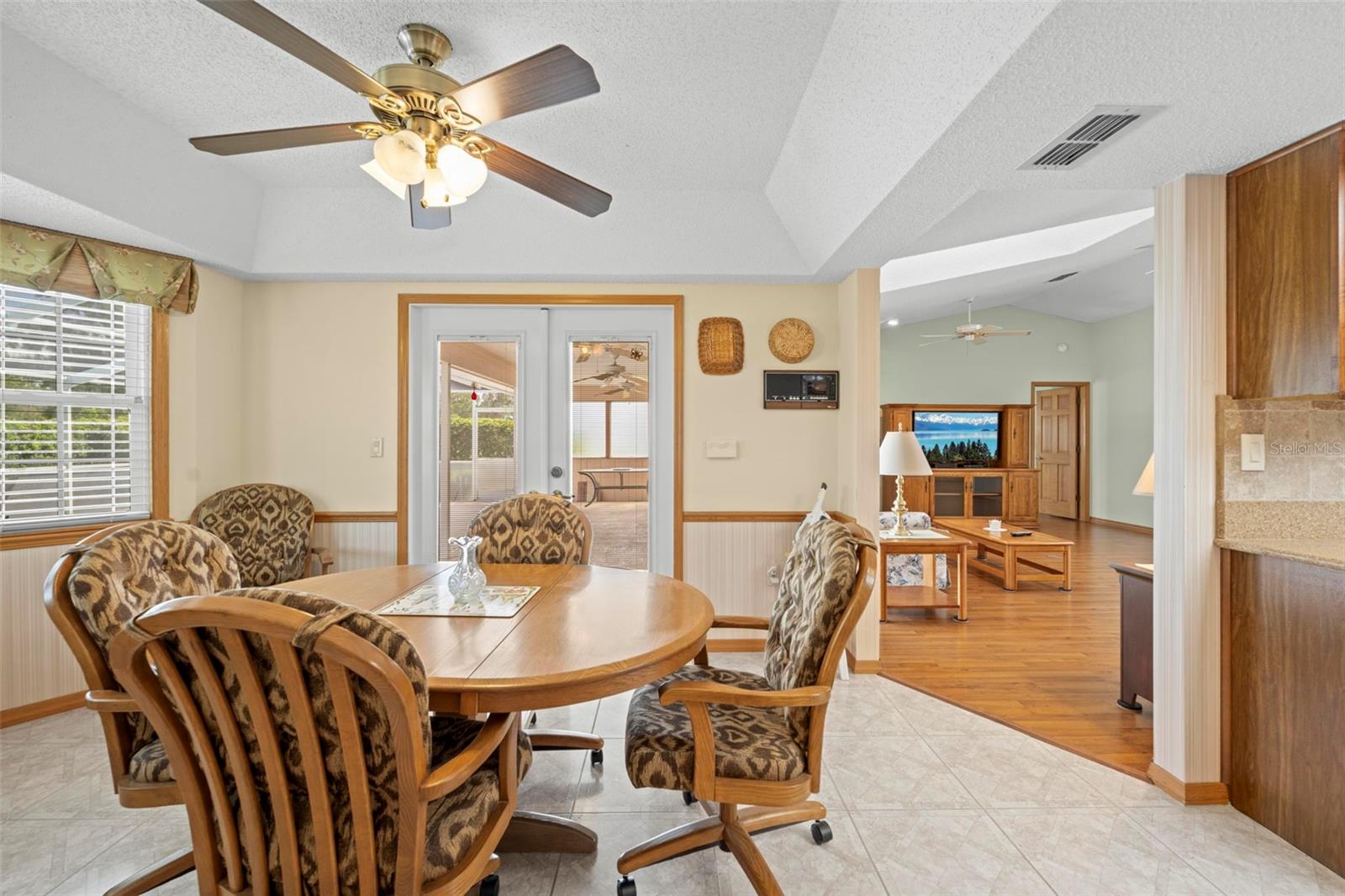 Listing photo id 21 for 6701 Freeport Drive