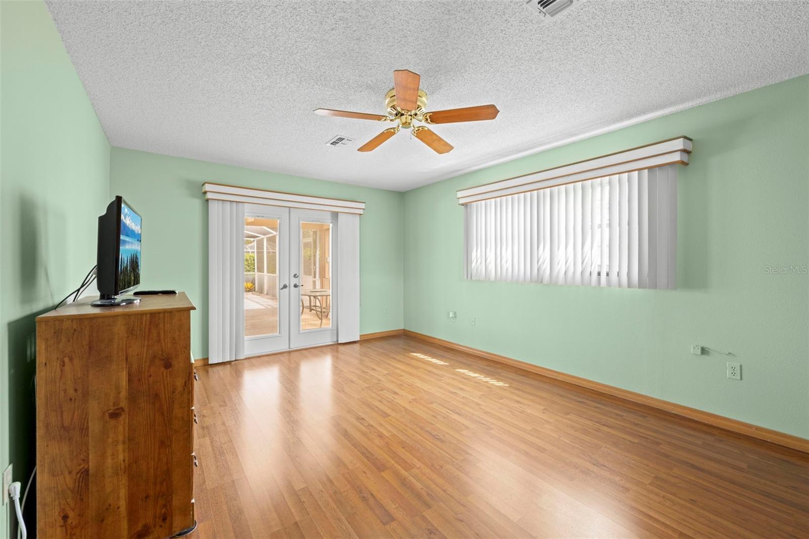 Listing photo id 25 for 6701 Freeport Drive