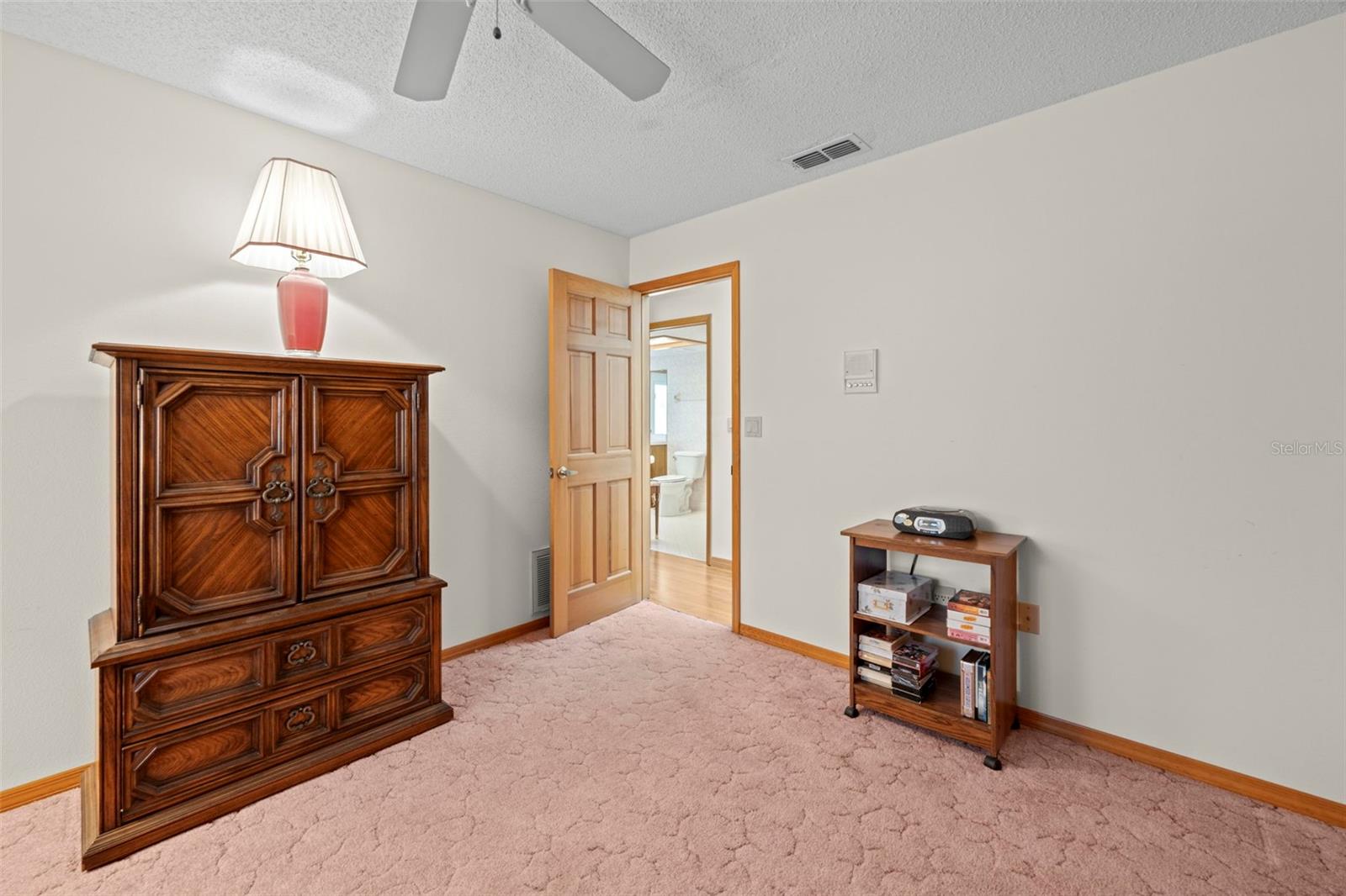 Listing photo id 35 for 6701 Freeport Drive