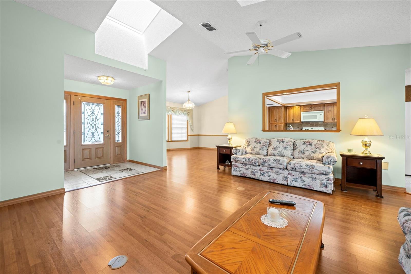 Listing photo id 2 for 6701 Freeport Drive