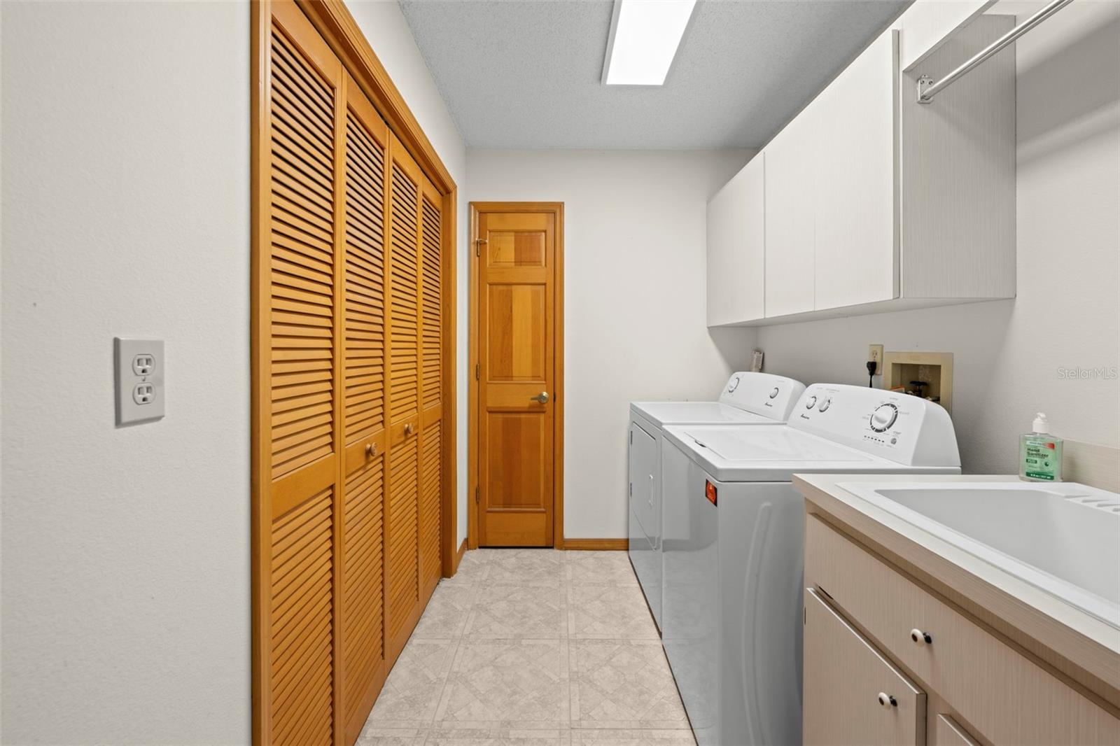 Listing photo id 38 for 6701 Freeport Drive