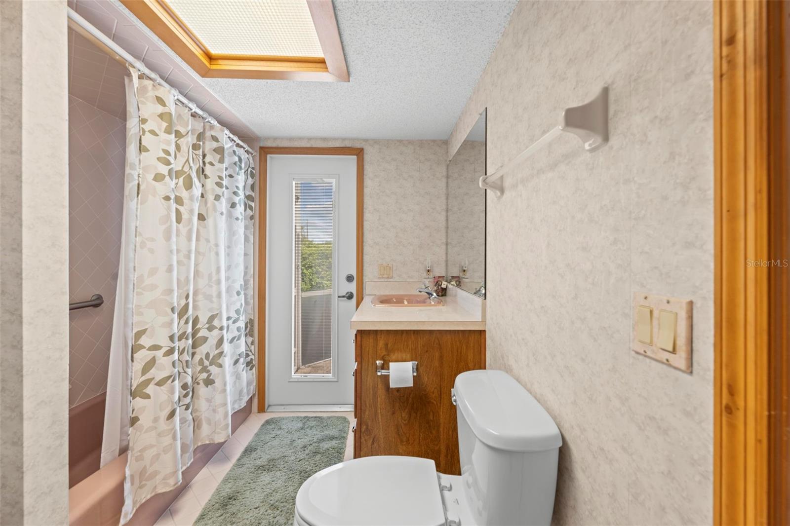 Listing photo id 40 for 6701 Freeport Drive