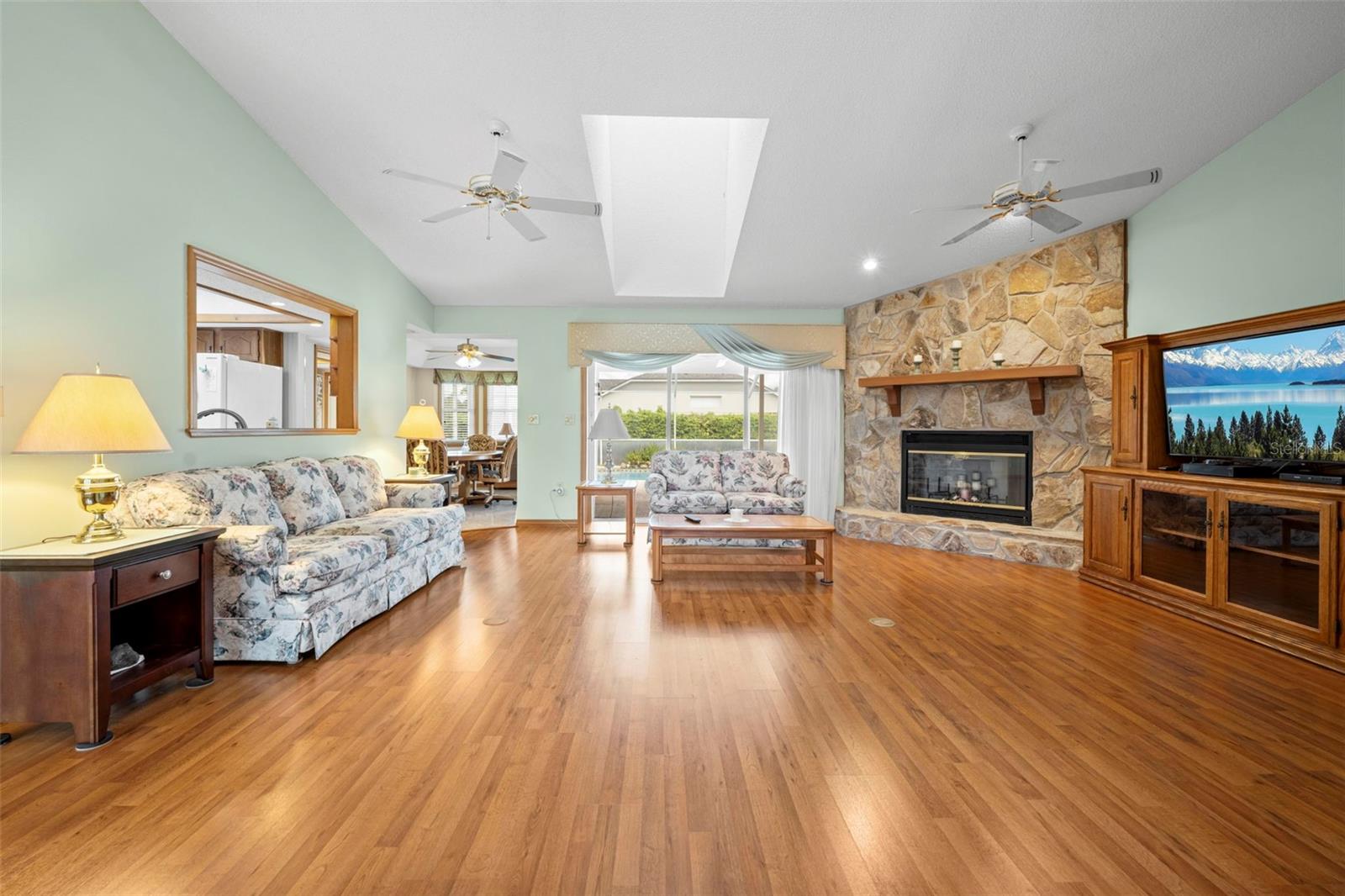 Listing photo id 3 for 6701 Freeport Drive