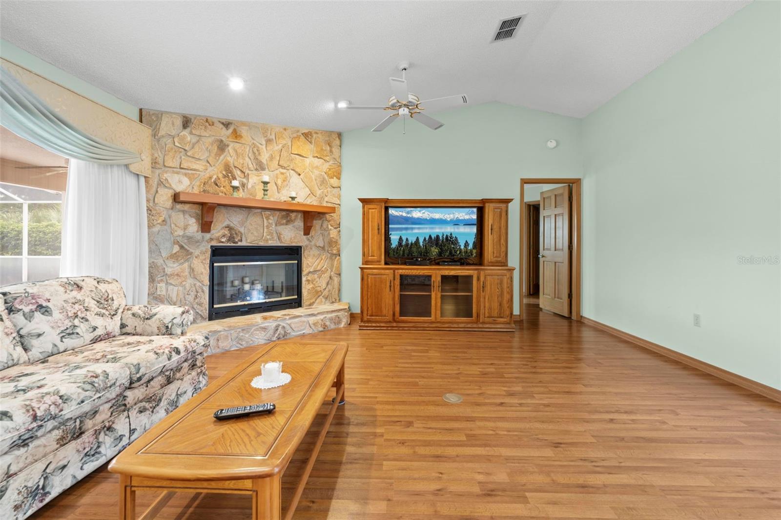 Listing photo id 4 for 6701 Freeport Drive