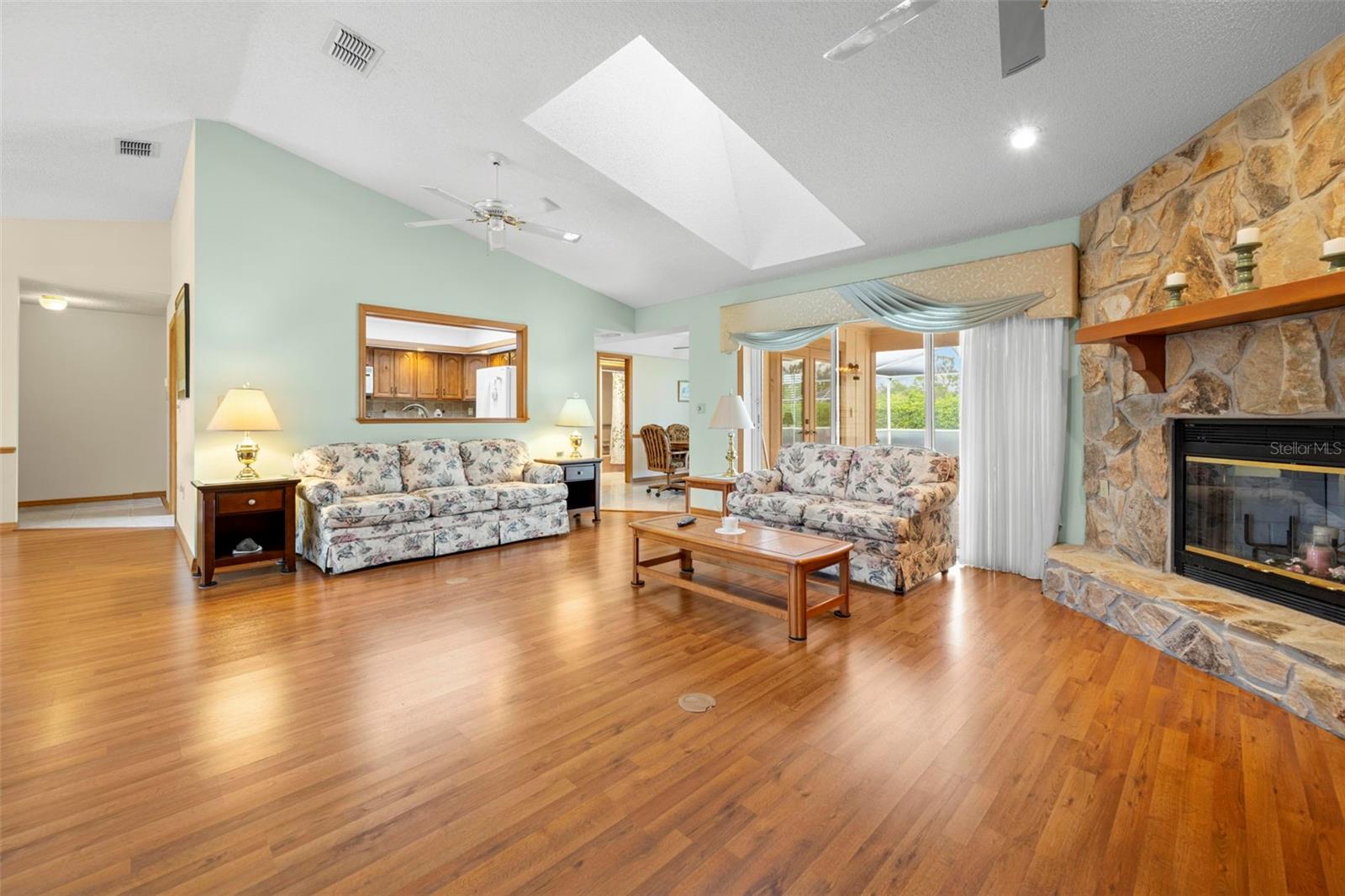 Listing photo id 5 for 6701 Freeport Drive