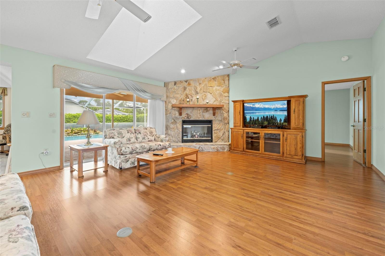 Listing photo id 6 for 6701 Freeport Drive