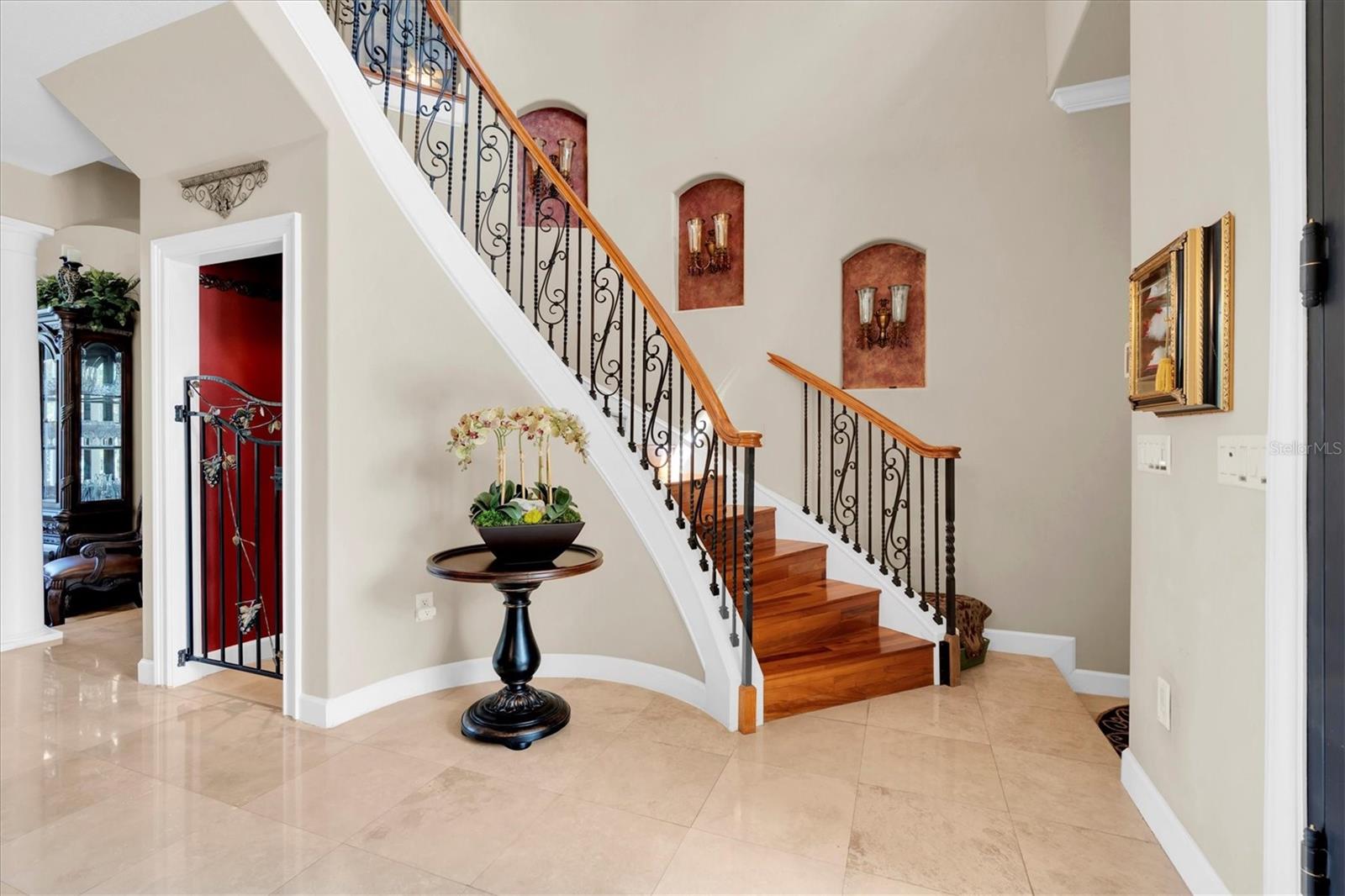 Listing photo id 9 for 2861 Roehampton Close