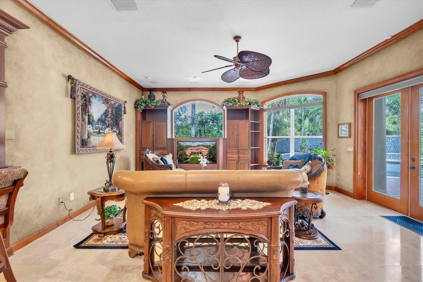 Listing photo id 12 for 2861 Roehampton Close