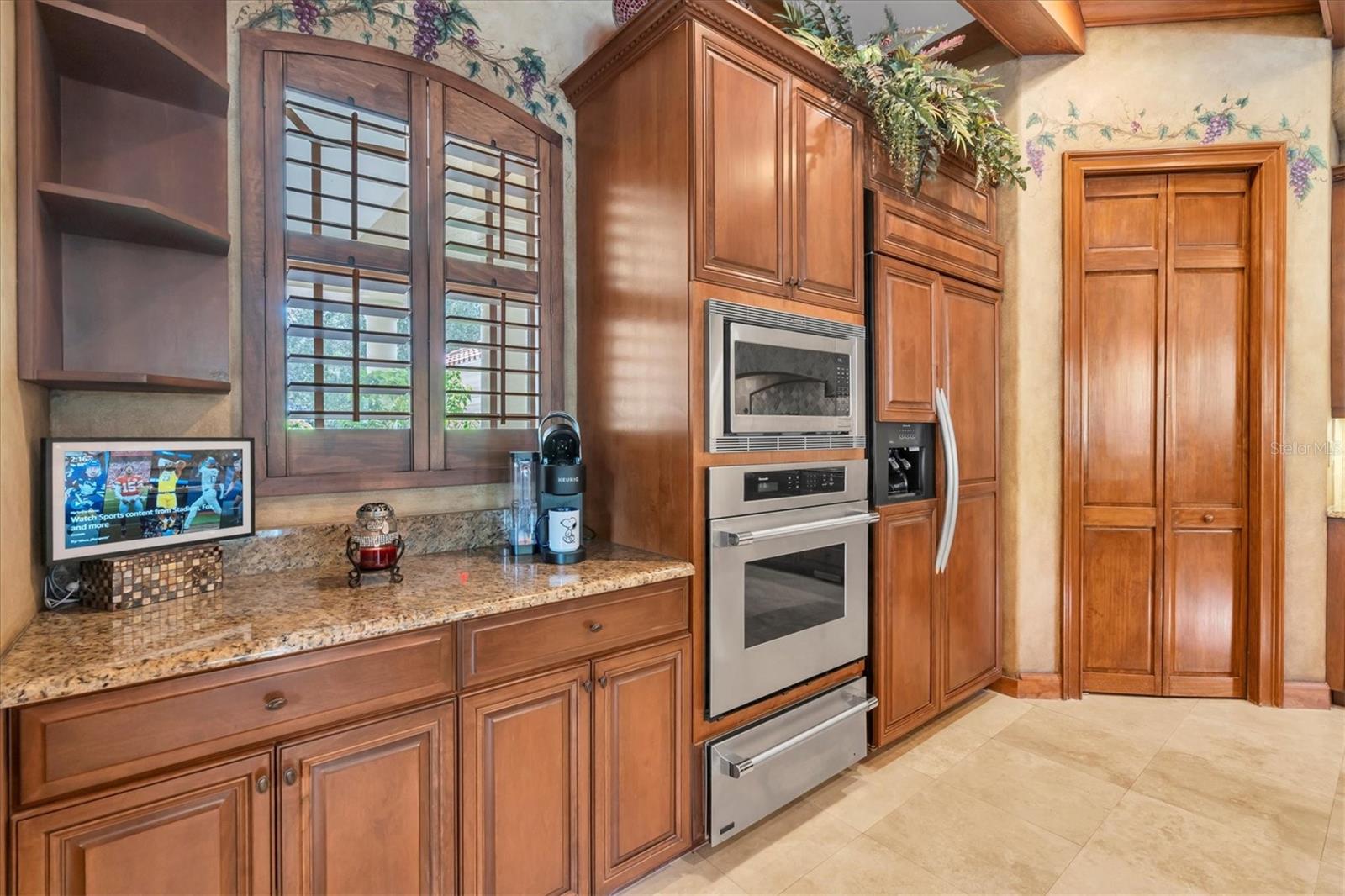 Listing photo id 19 for 2861 Roehampton Close