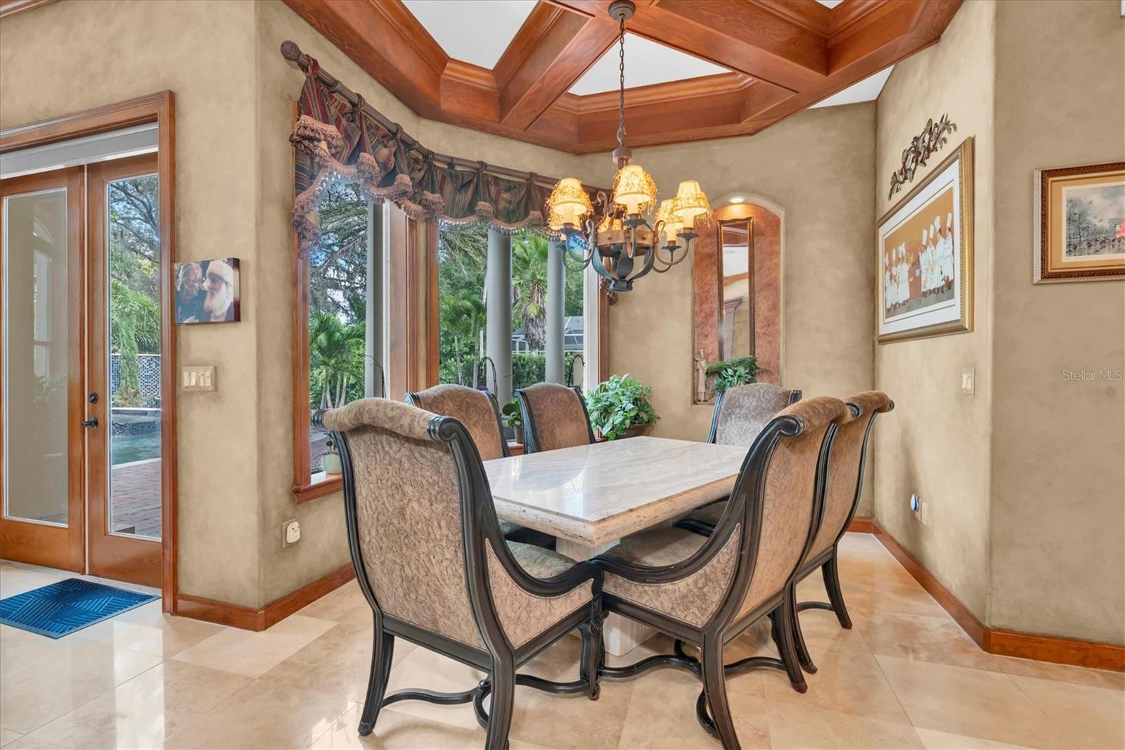 Listing photo id 21 for 2861 Roehampton Close