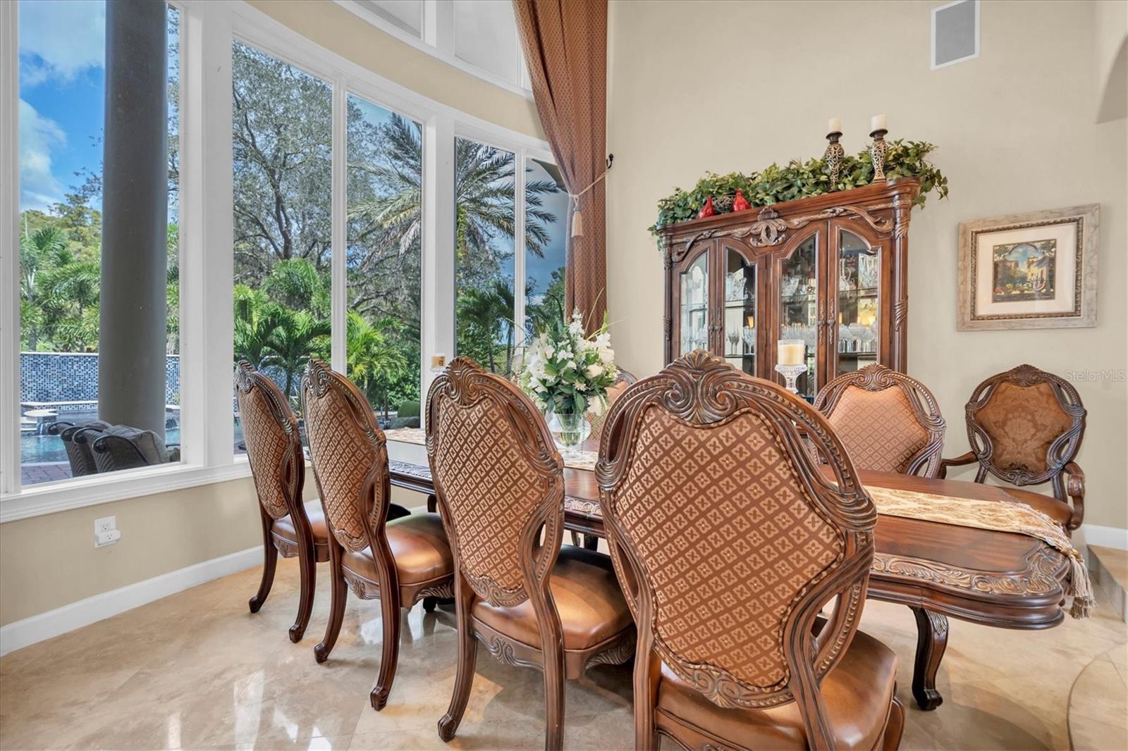 Listing photo id 23 for 2861 Roehampton Close