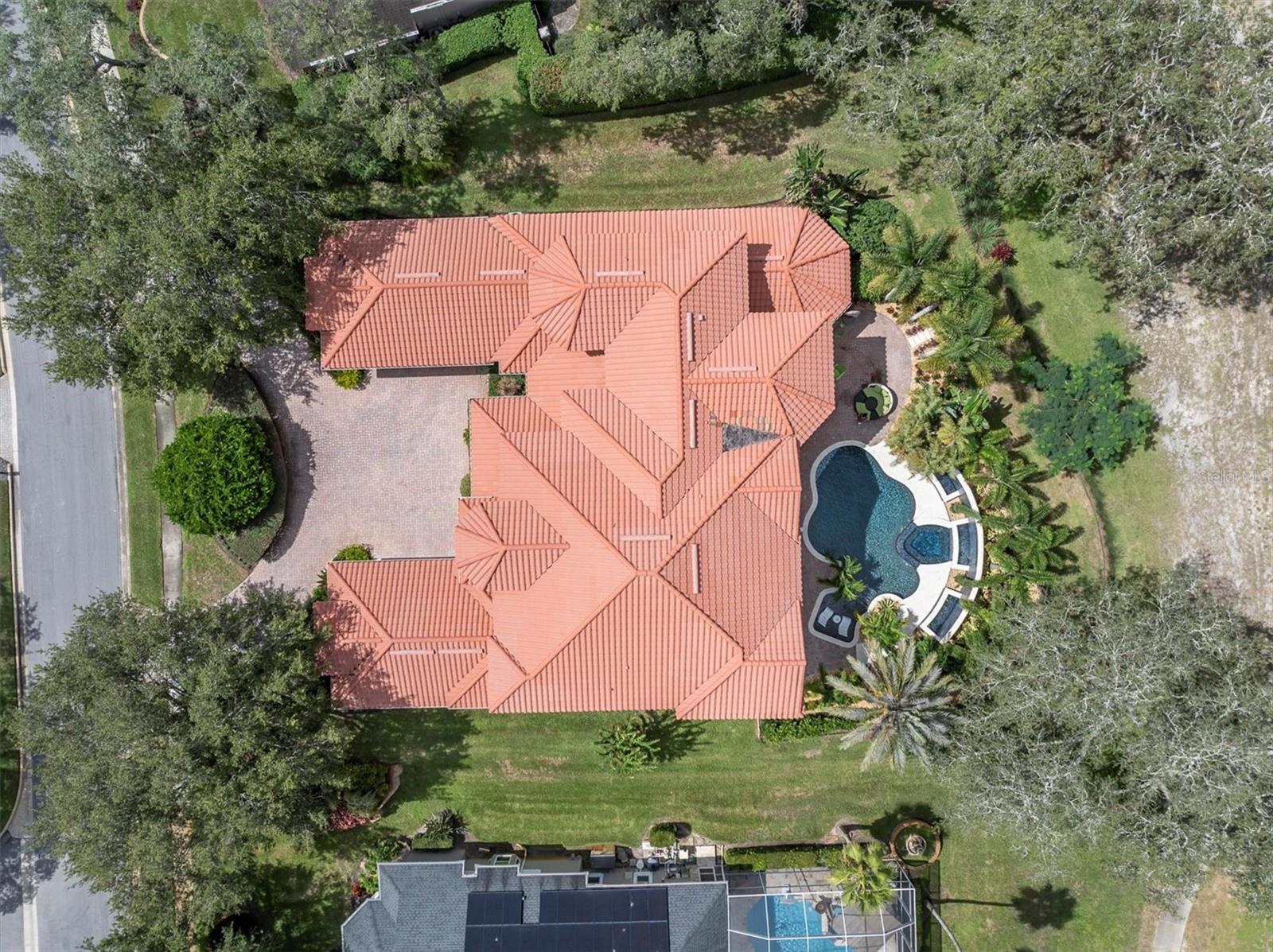Listing photo id 1 for 2861 Roehampton Close
