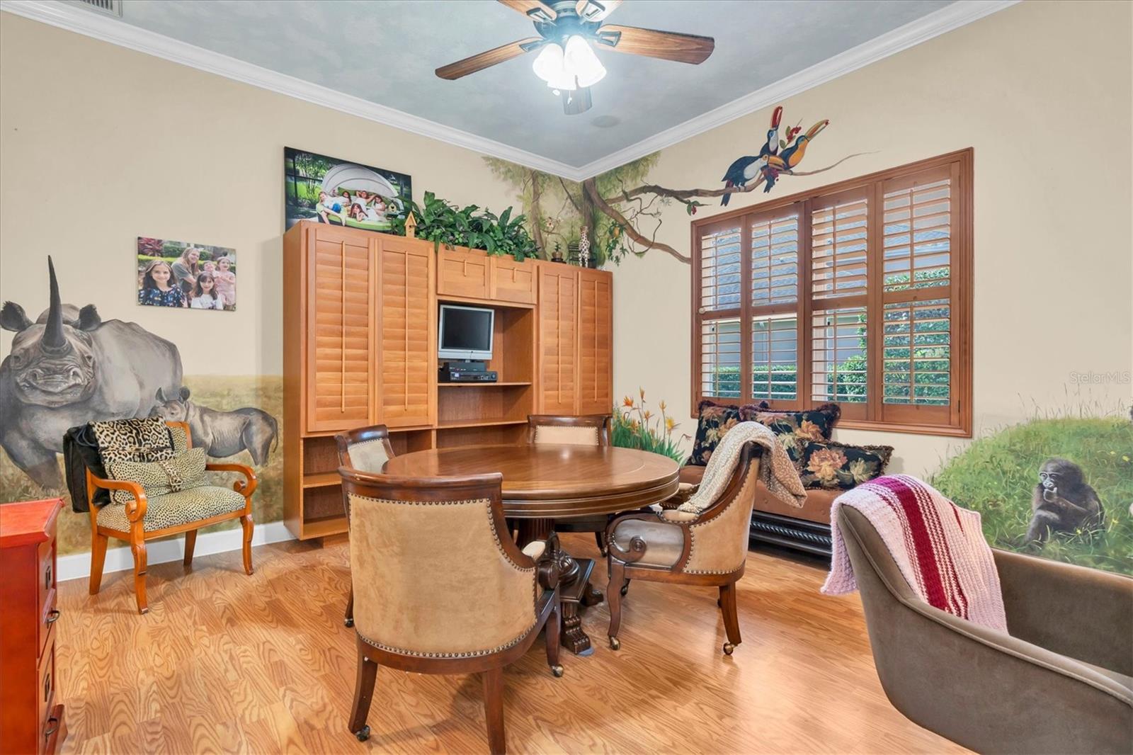 Listing photo id 31 for 2861 Roehampton Close